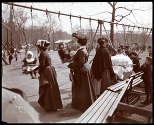 Ansicht einer Frau, die Kinder auf den Schaukeln im Tompkins Square Park schiebt, am Arbor Day, New York, 1904